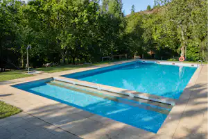 Parque Cerdeira Parque de Campismo de Cerdeira - Pool im Freien zwischen den Bäumen