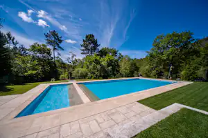 Parque de Campismo de Cerdeira - Poolbereich auf dem Campingplatz