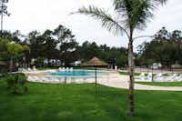 Parque de Campismo de Milfontes  -  Pool vom Campingplatz mit Sonnenschirmen und Liegestühlen