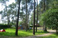 Parque de Campismo do Paço - Spielplatz und Zeltstellplätzen auf dem Campingplatz von Bäume umgeben