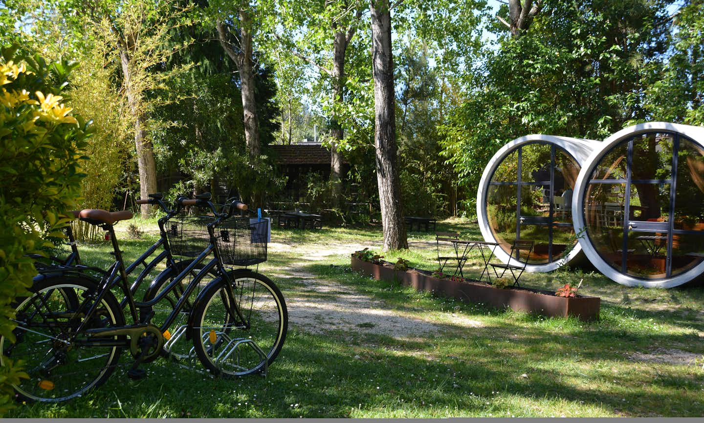 Parque de Campismo o Tamanco  - Fahrräder vor Mobilheimen vom Campingplatz im Grünen