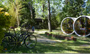 Parque de Campismo o Tamanco - Fahrräder vor Mobilheimen vom Campingplatz im Grünen
