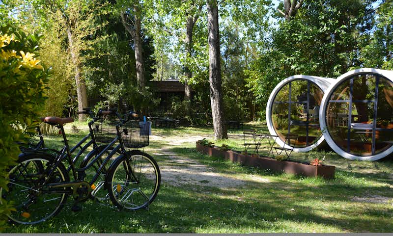 Parque de Campismo o Tamanco  - Fahrräder vor Mobilheimen vom Campingplatz im Grünen