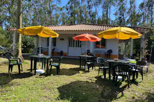 Parque de Campismo Rural da Silveira - Mobilheim mit Terrasse auf dem Campingplatz