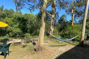 Parque de Campismo Rural da Silveira - Standplatz mit Hängematte auf dem Campingplatz