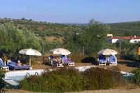 Camping Os Anjos (Parque de campismo rural) - Gäste liegen am Pool in der Sonne