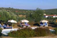 Camping Os Anjos (Parque de campismo rural) - Gäste liegen am Pool in der Sonne
