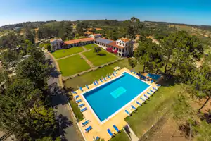 Parque de Campismo São Miguel - Luftaufnahme vom Campingplatz mit Liegestühlen in der Sonne am Pool