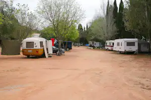 Parque Municipal de Campismo de Beja - Stellplatz vom Campingplatz zwischen Bäumen