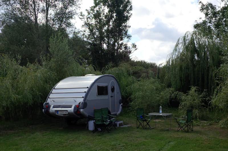 Peenecamp Neukalen - Wohnwagen- und Zeltstellplatz im Grünen auf dem Campingplatz