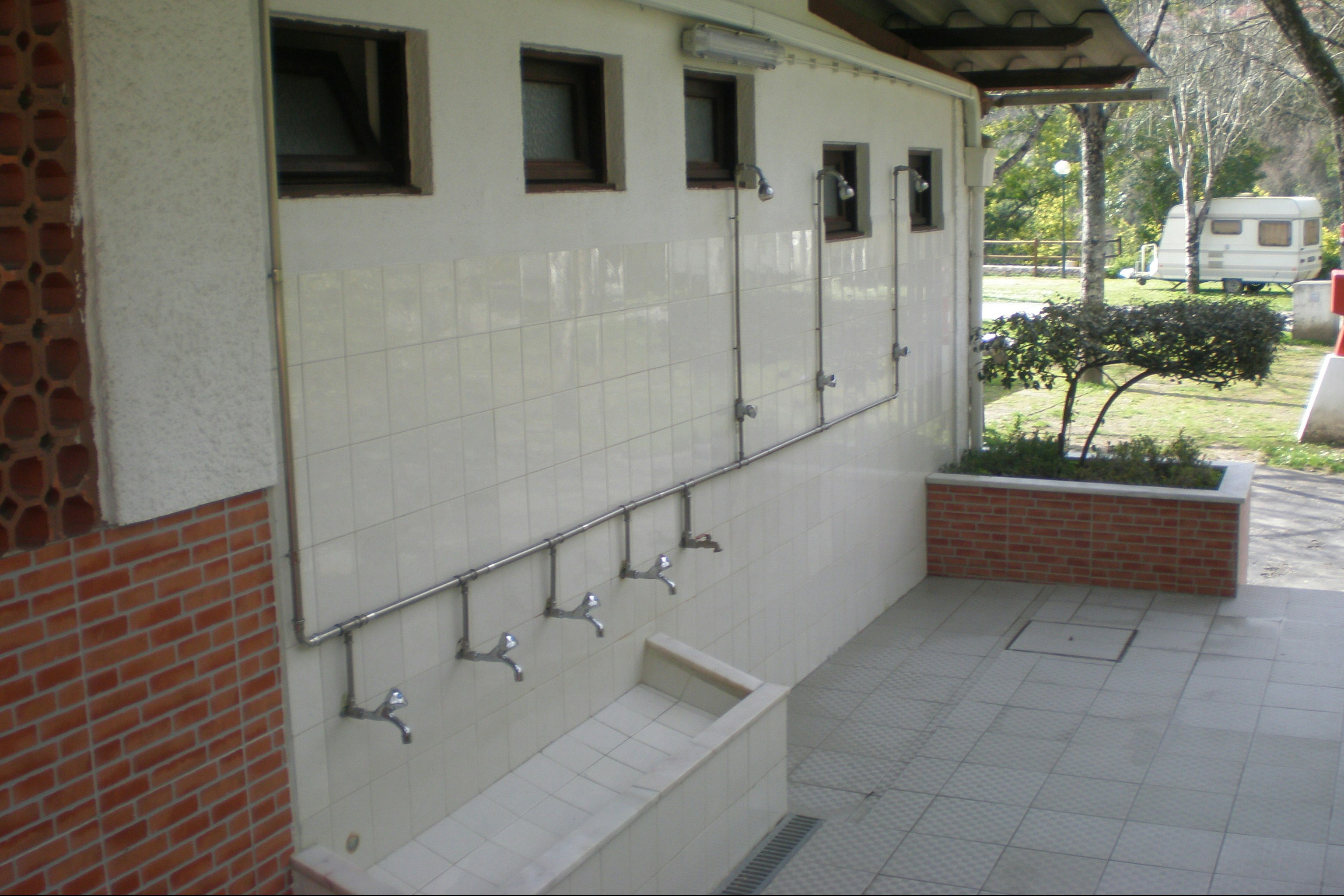 Penacova  Parque de Campismo Penacova - Duschen im Freien am Sanitärgebäude