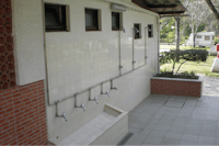 Penacova  Parque de Campismo Penacova - Duschen im Freien am Sanitärgebäude