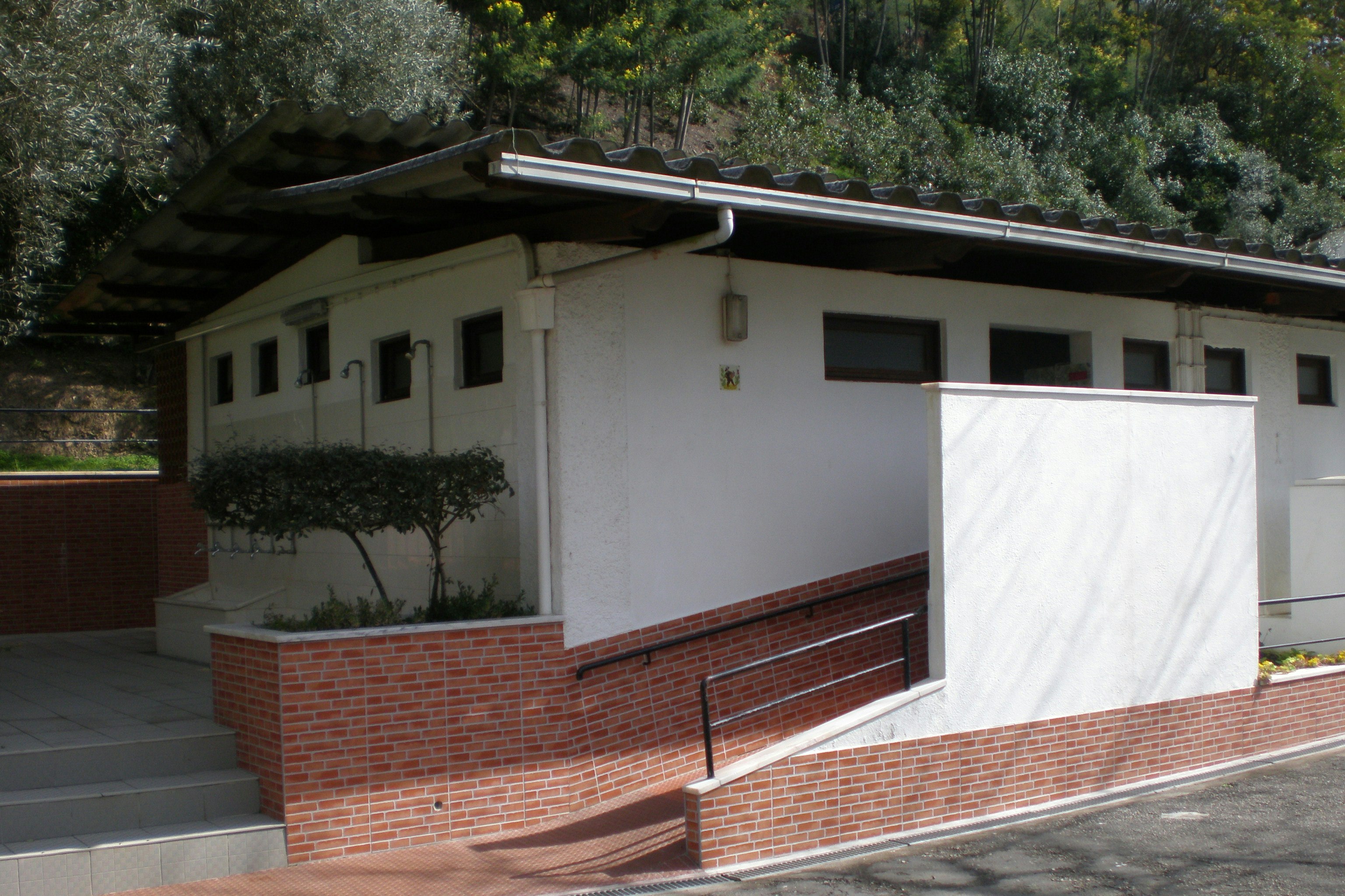 Penacova  Parque de Campismo Penacova - Sanitärgebäude von aussen