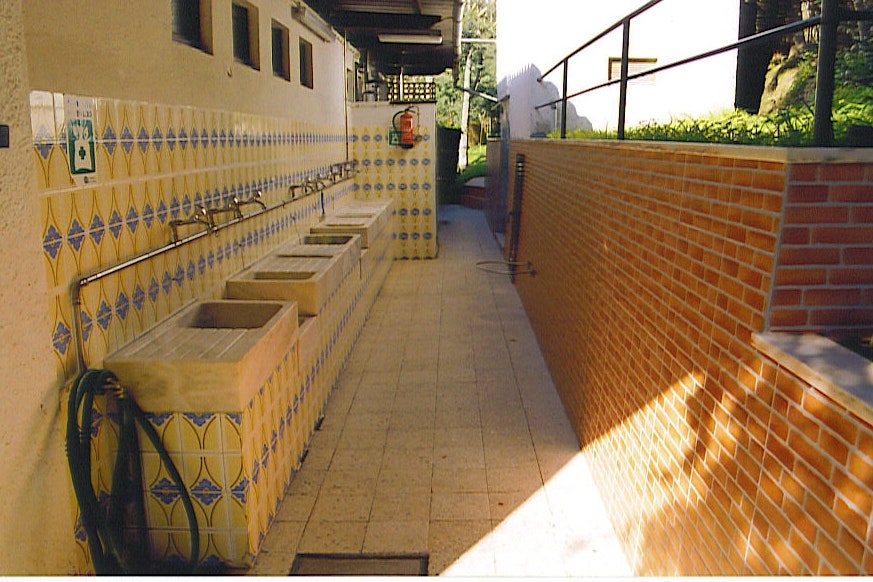 Penacova  Parque de Campismo Penacova - Waschbecken im Freien am Sanitärgebäude