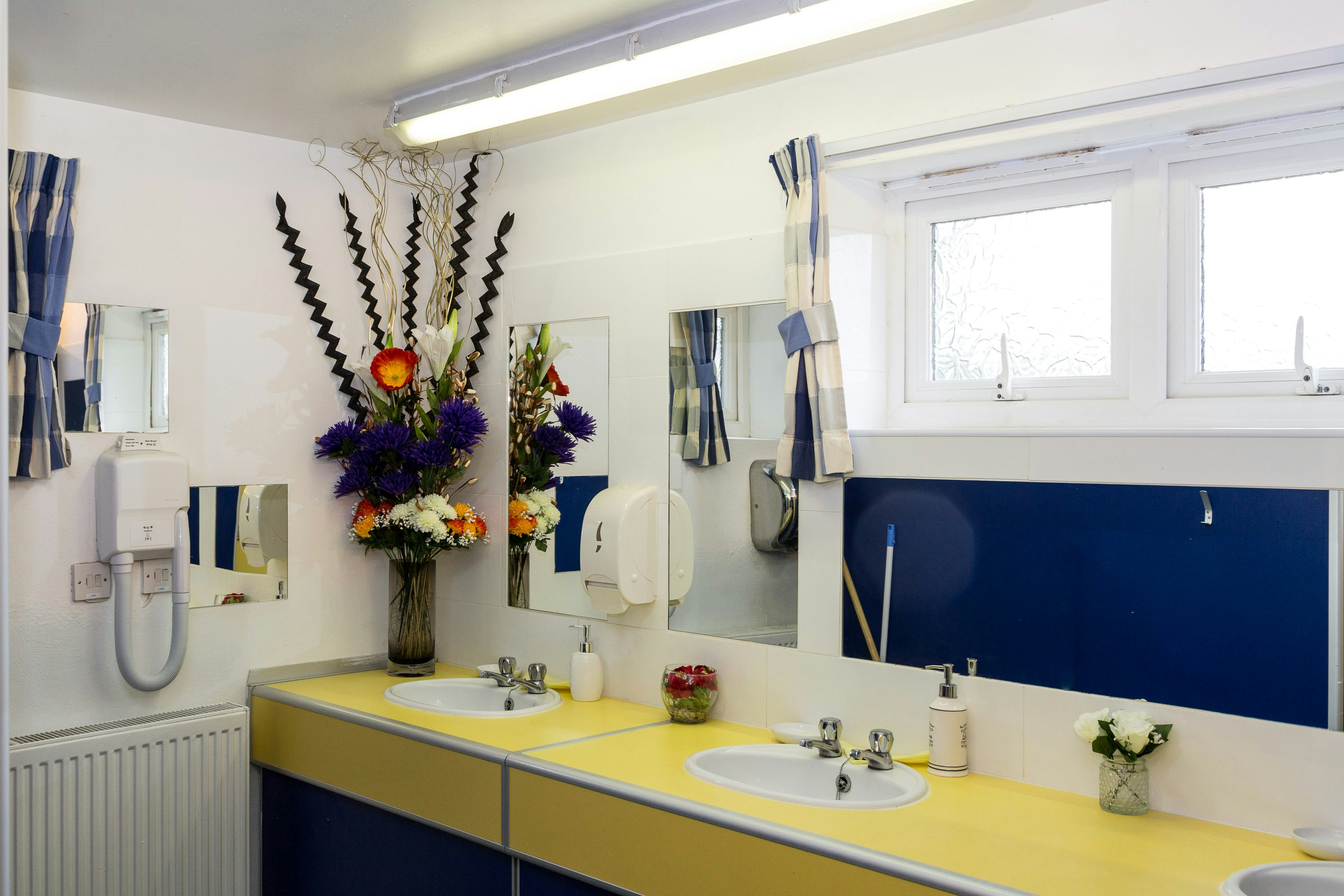 Penmarlam Caravan & Camping Park - Sanitärgebäude mit Waschbecken, Spiegel