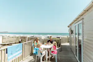Pentewan Sands Holiday Park - Camper Familie auf der Veranda vom Mobilheim mit Blick auf den Ärmelkanal