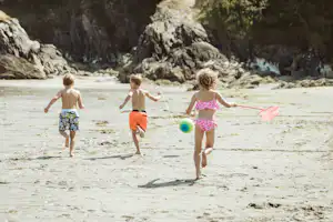 Pentewan Sands Holiday Park - spielende Kinder am Strand vom Campingplatz
