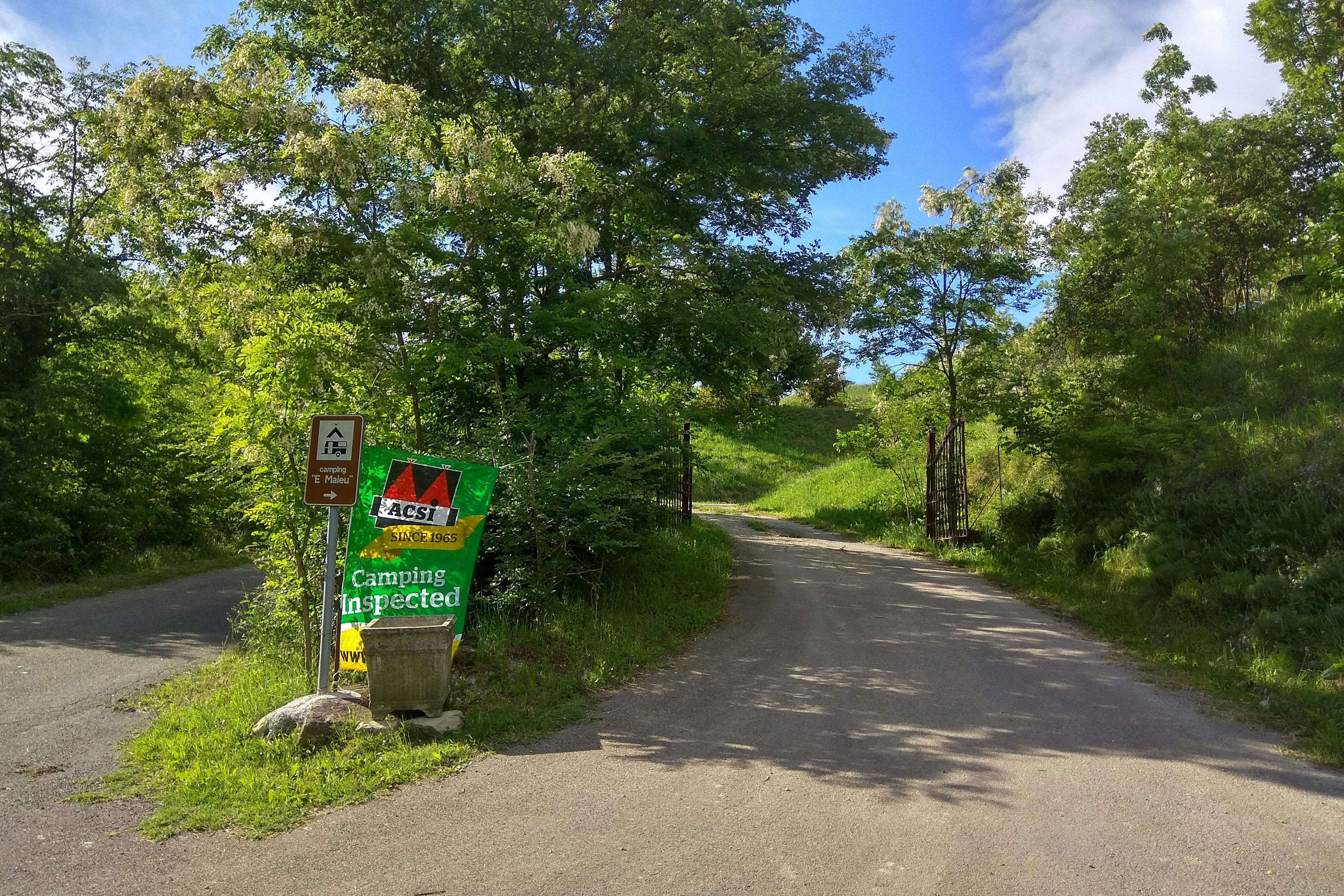 Piccolo Camping Emaieu - Einfahrt des Campingplatzes
