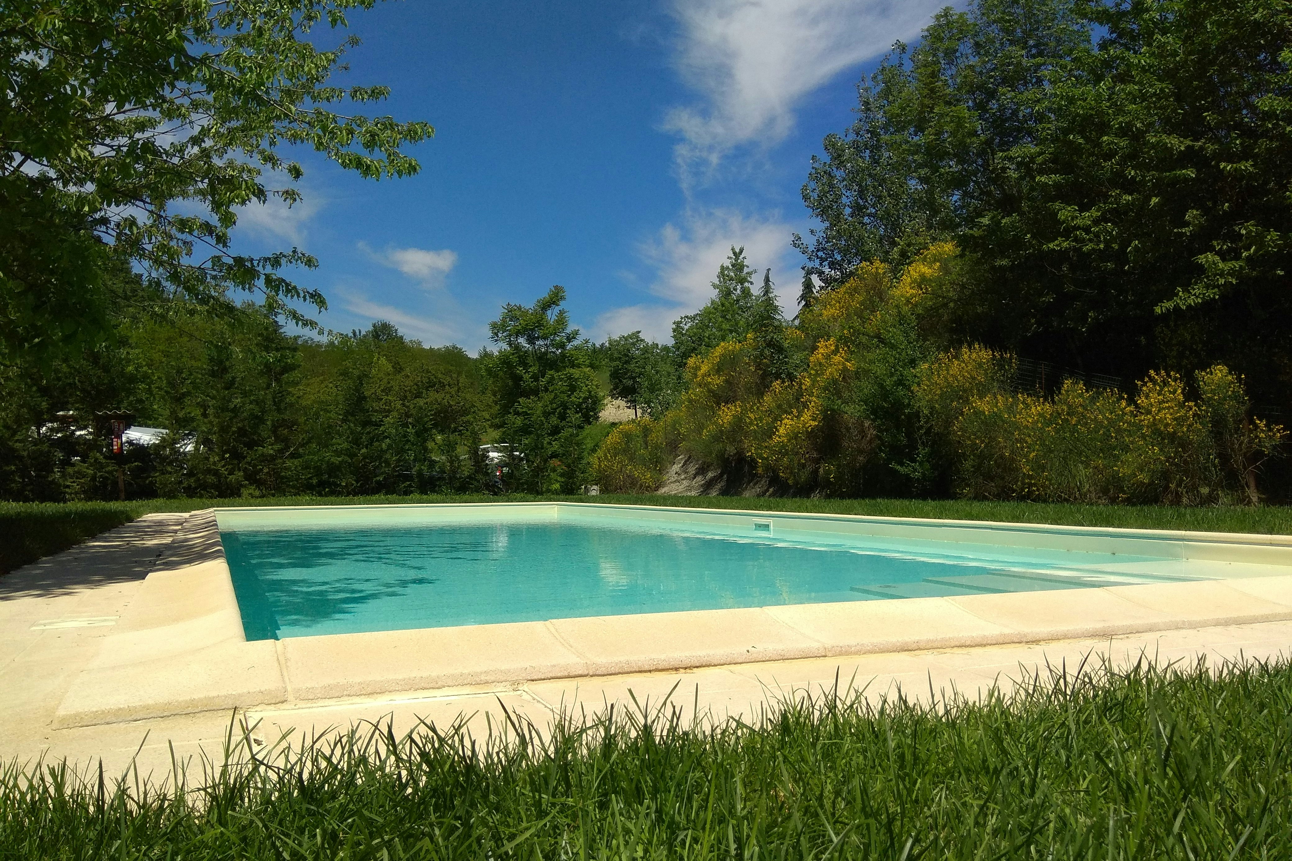 Piccolo Camping Emaieu - Pool im Freien auf dem Campingplatz