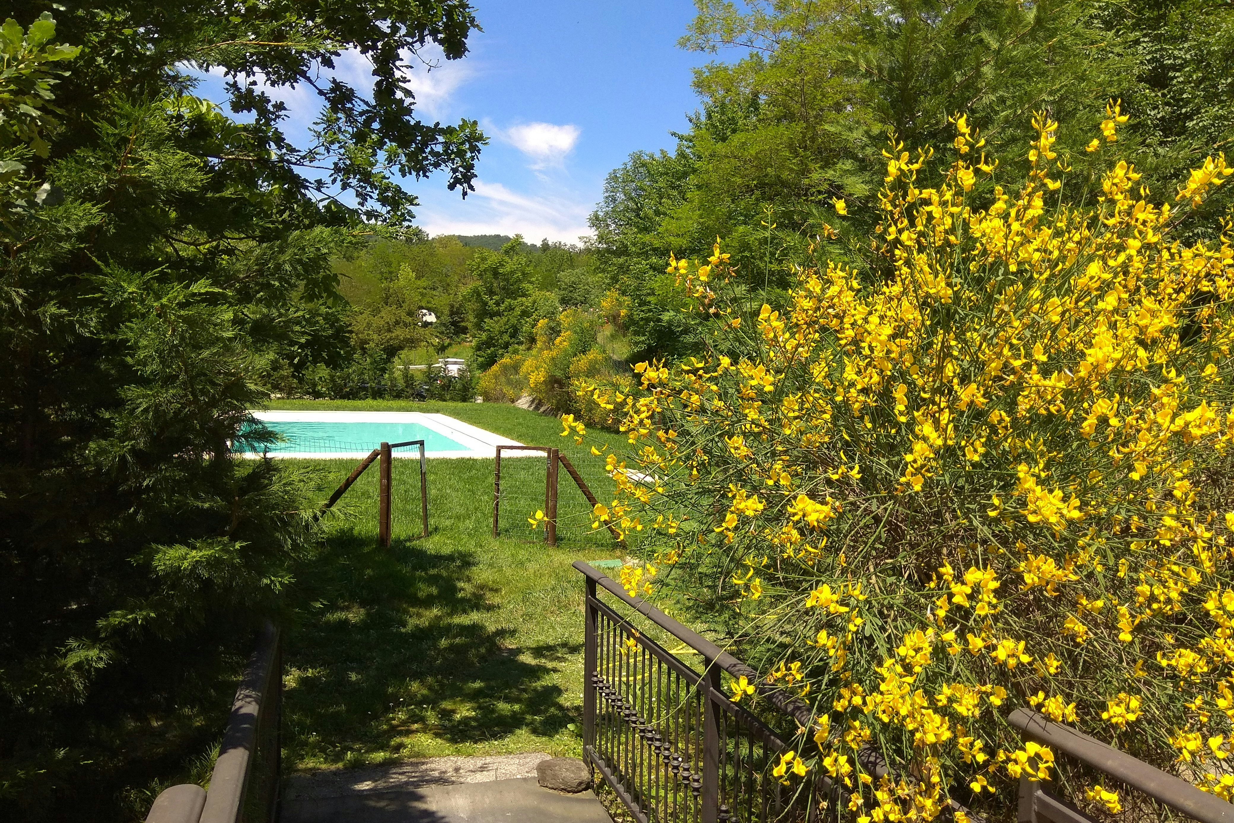 Piccolo Camping Emaieu - Zugang zum Pool auf dem Campingplatz