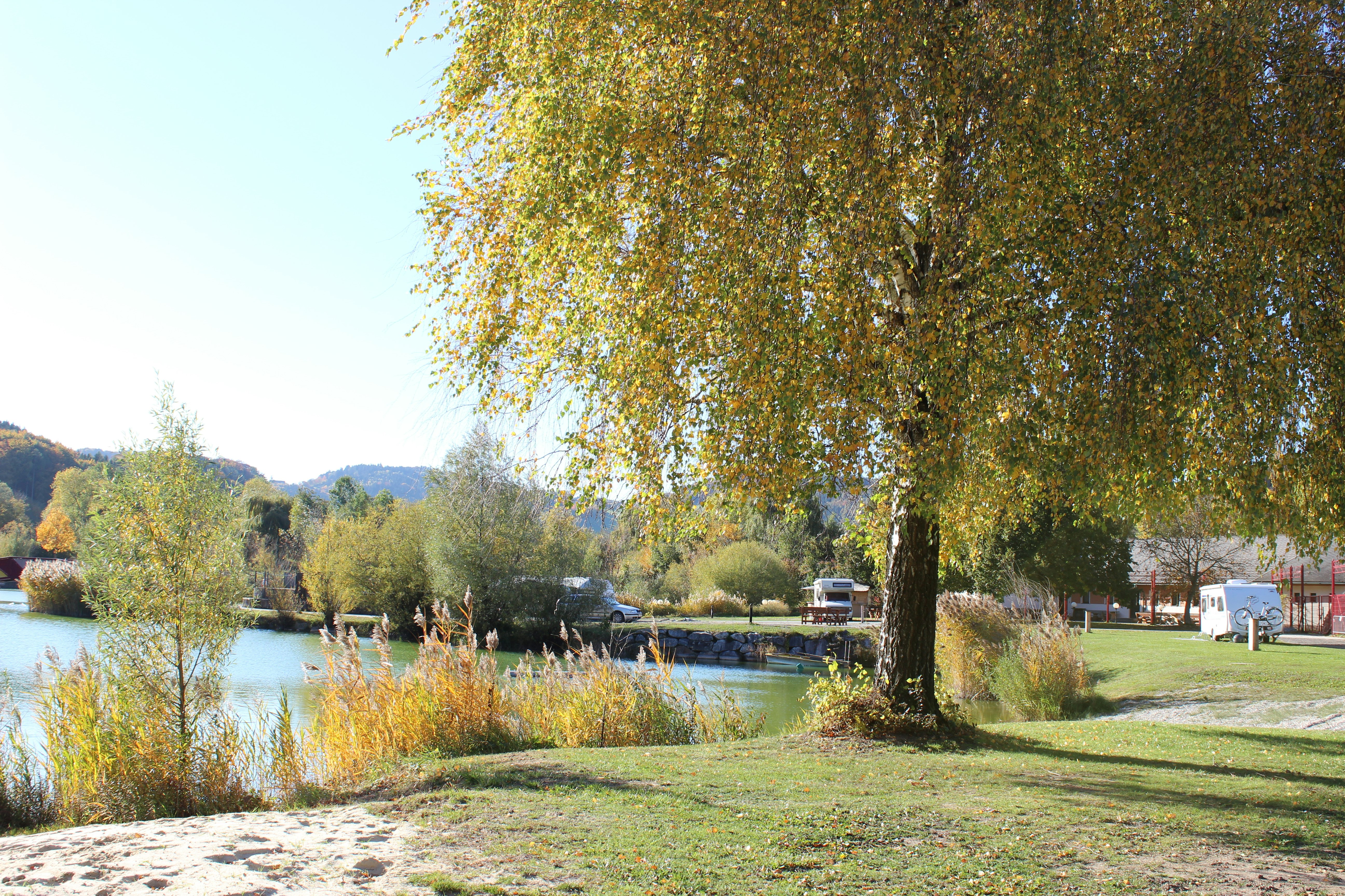 Pielachtal Camping - Blick auf den Campingpatz am Ufer des Sees