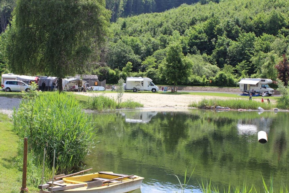 Pielachtal Camping - Stellplätze mit Blick auf den See