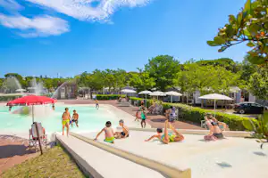 Pineta sul Mare Camping Village - Badelagune mit Rutsche auf dem Campingplatz