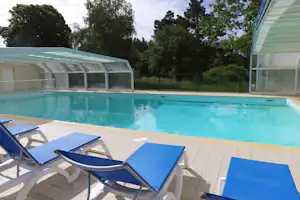 Piriac-sur-Mer Bretagne Sud VVF Piriac-sur-Mer Bretagne Sud - Pool mit Überdachung auf dem Campingplatz