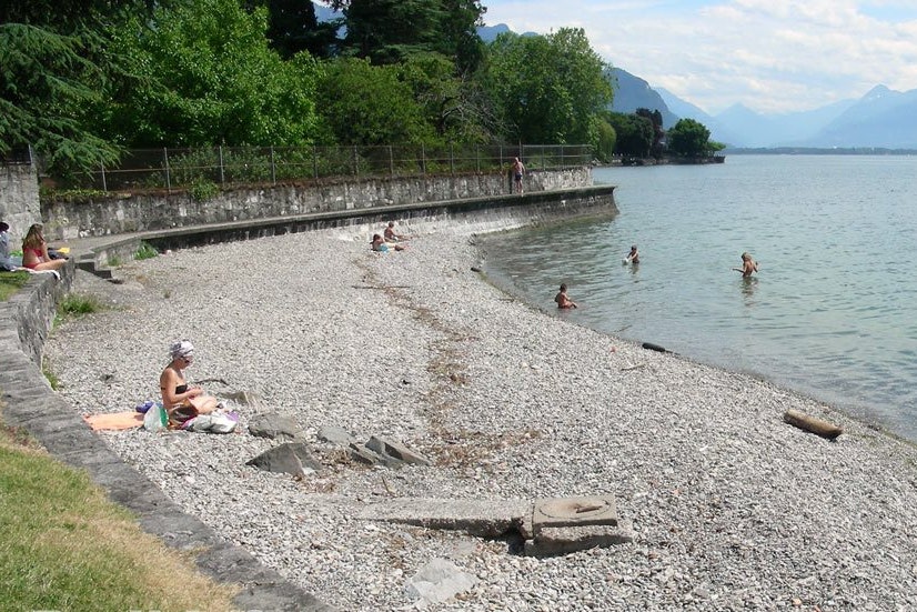 Camping La Maladaire  -  Badestrand am Genfersee auf dem Campingplatz