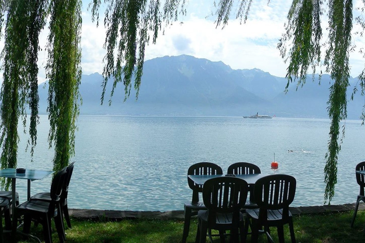 Camping La Maladaire  -  Restaurant Terrasse mit Blick auf den See und die Berge