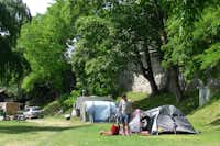 Camping La Maladaire  -  Wohnwagen- und Zeltstellplatz auf grüner Wiese auf dem Campingplatz
