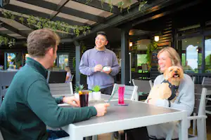 Plassey Holiday Park - Restaurant mit Terrasse auf dem Campingplatz