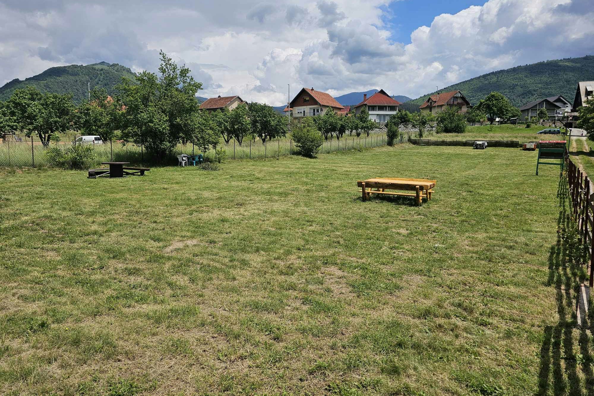 Plav Lake Camping - Wiese auf dem Campingplatz