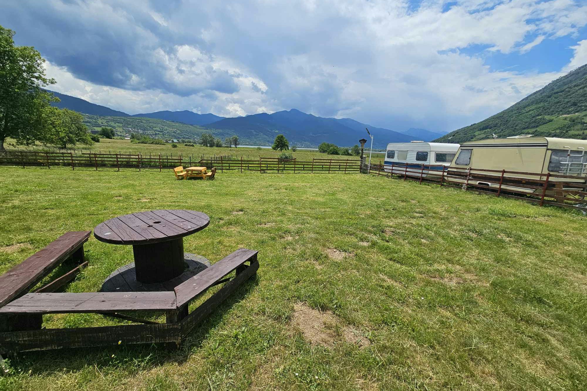 Plav Lake Camping - Wiese mit Picknicktischen auf dem Campingplatz