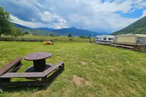 Plav Lake Camping - Wiese mit Picknicktischen auf dem Campingplatz