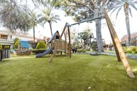 Playa Montroig Camping Resort - Kinderspielplatz im Schatten der Bäume