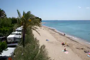 Playa Montroig Camping Resort - Stellplätze und Badestrand beim Campingplatz
