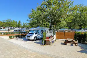 Polidor Camping Park - Öffentlicher Grillbereich neben dem Wohnwagenstellplatz vom Campingplatz