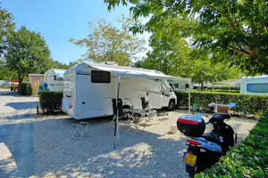 Polidor Camping Park - Wohnwagen mit Markise auf dem Stellplatz vom Campingplatz