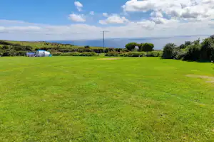 Polruan Holiday Camping & Caravanning - Standplätze auf der Wiese auf dem Campingplatz