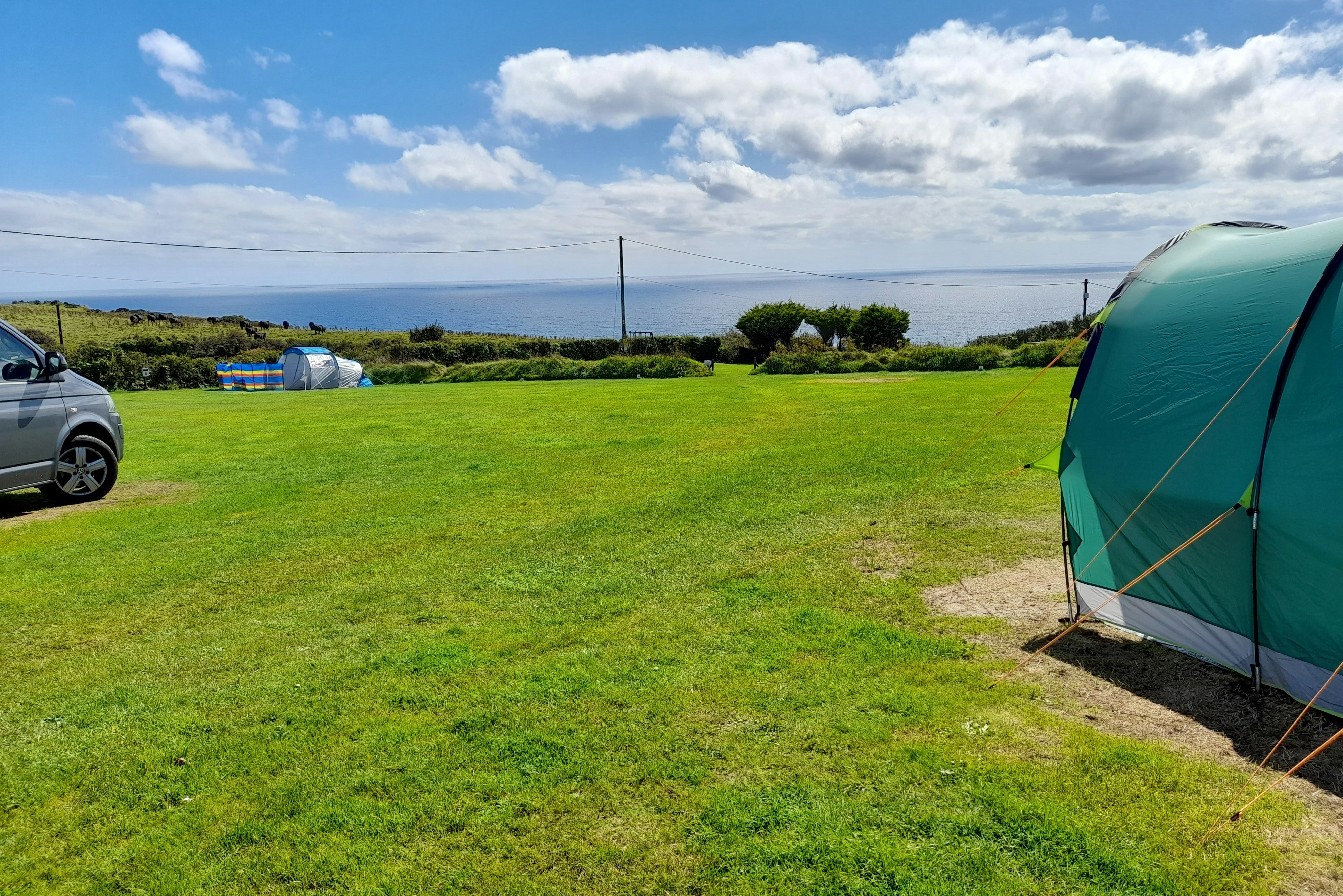 Polruan Holiday Camping & Caravanning - Standplatzwiese auf dem Campingplatz