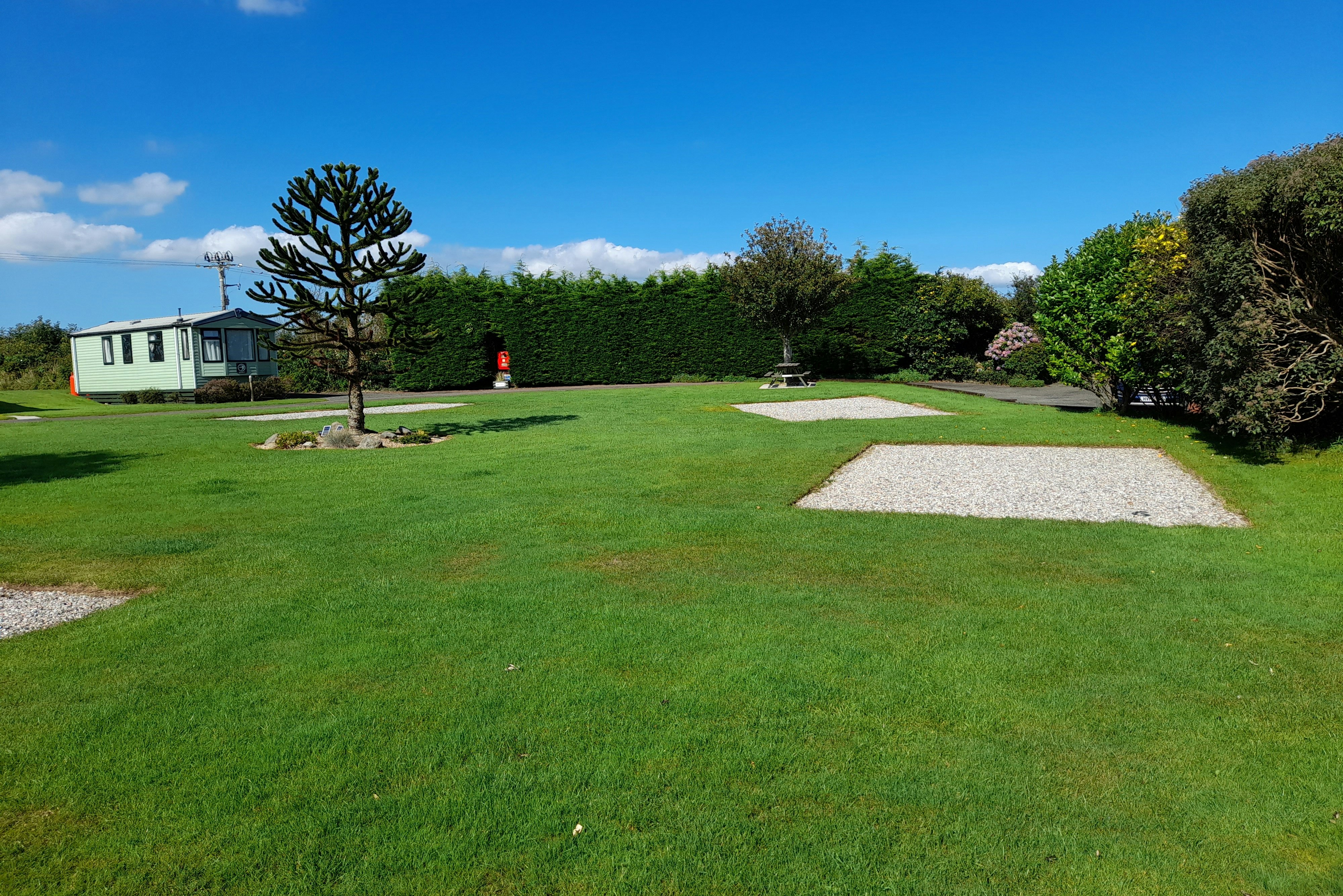 Polruan Holiday Camping & Caravanning - Standplatzwiese auf dem Campingplatz