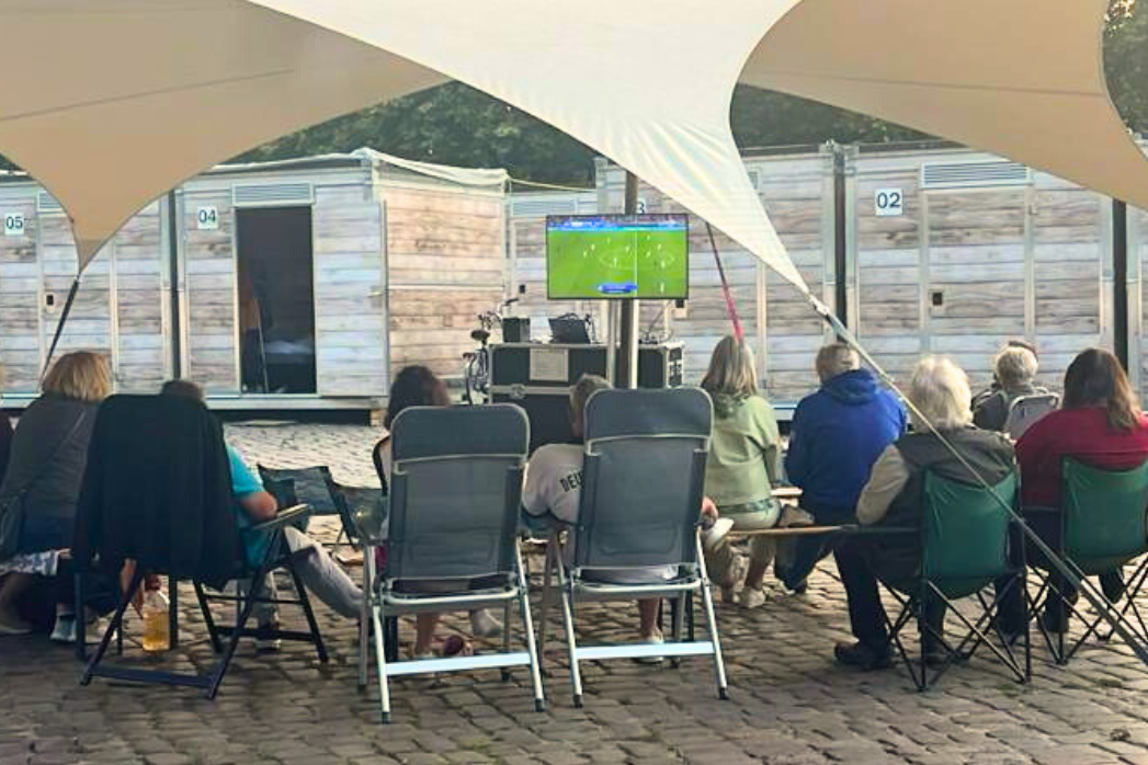 Kieler Woche Camp  Pop-Up Camp Kieler Woche - Sonnensegel mit Sitzgelegenheiten