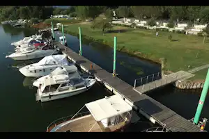 Porto Turistico Residence Marina 3B - Blick auf den Steg und auf Mobilheime auf dem Campingplatz