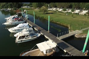 Porto Turistico Residence Marina 3B - Blick auf den Steg und auf Mobilheime auf dem Campingplatz