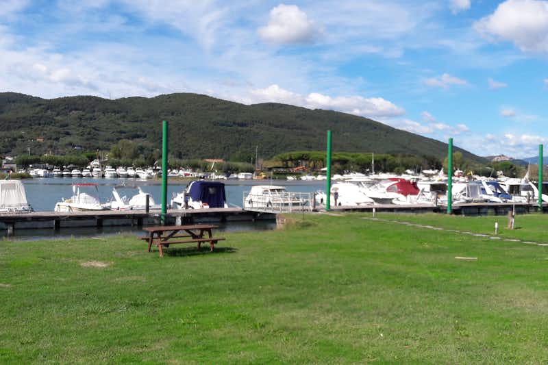 Porto Turistico Residence Marina 3B  -  Steg am Campingplatz mit Motorbooten