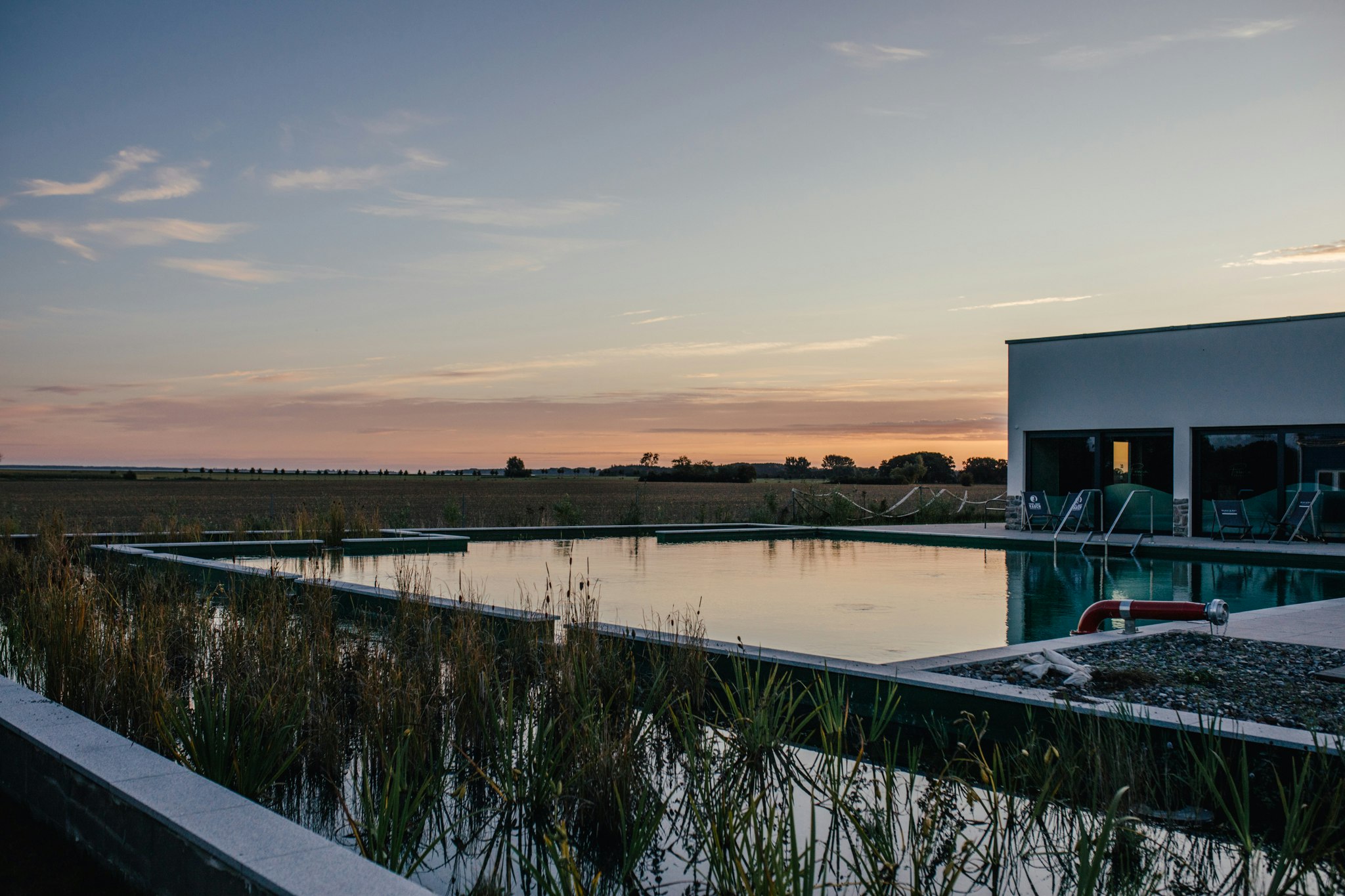 Prima Camping Resort Ostsee-Boddenblick - Pool auf dem Campingplatz bei Sonnenuntergang
