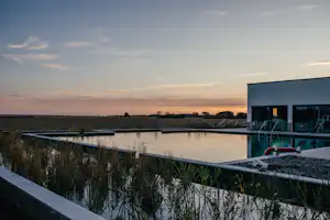 Prima Camping Resort Ostsee-Boddenblick - Pool auf dem Campingplatz bei Sonnenuntergang