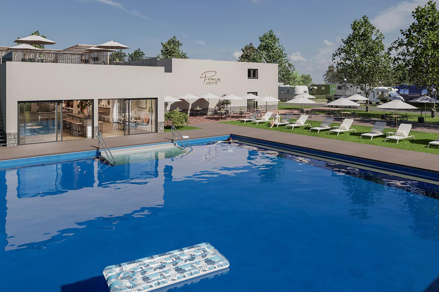 Prima Resort Boddenblick  - Pool im Freien mit Liegestühlen und Sonnenschirmen