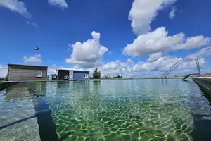 Prima Resort Boddenblick - Naturbadeteich auf dem Campingplatz